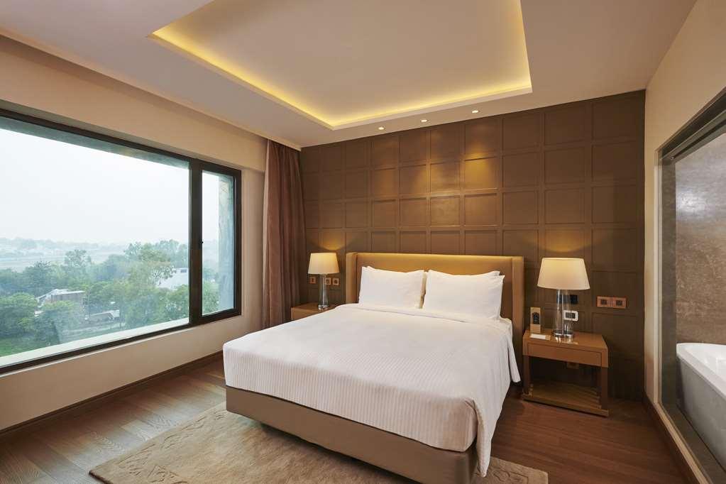 Hilton Garden Inn Lucknow Rom bilde